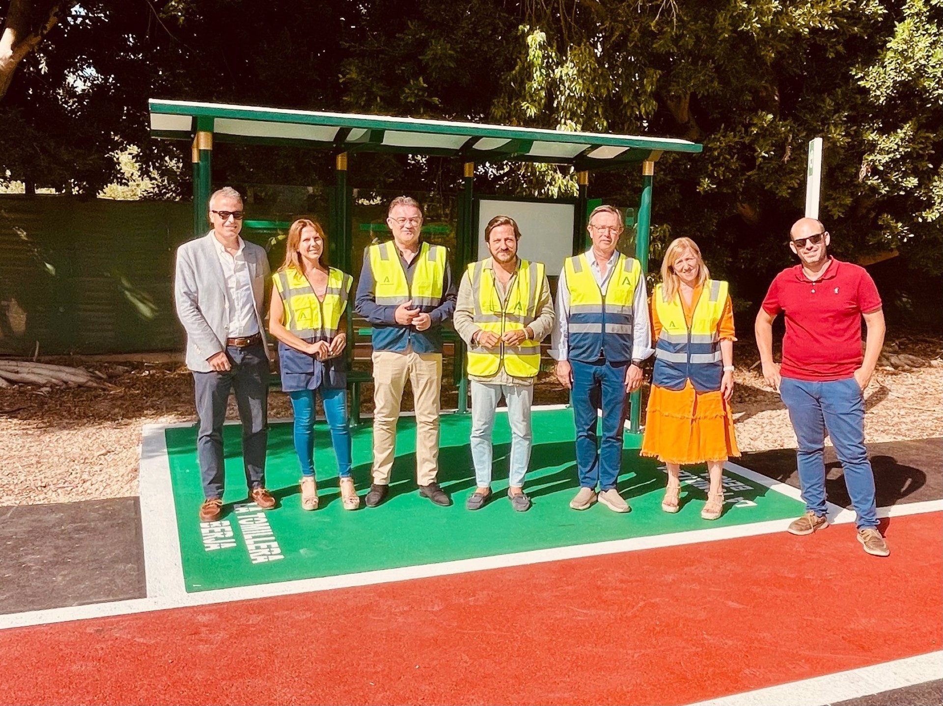 Remodelada la parada de autobús de La Tomillera en Berja